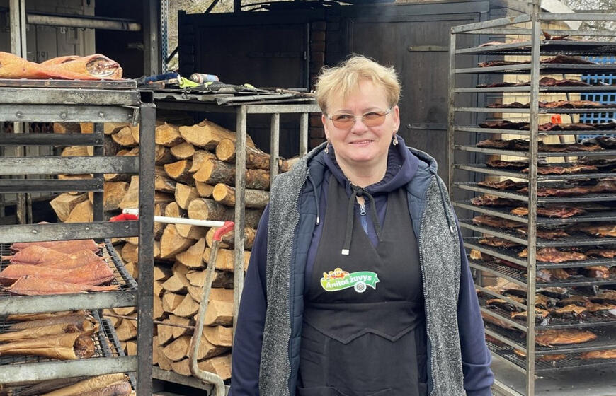 Svečius pasitikusi šeimininkė Anita Belokopytova pati aprodo rūkyklą ir papasakoja apie joje rūkomas žuvis. Ž.Čepaitės nuotr. 