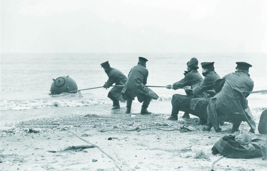 Traukiama mina iš Anglijos pakrančių (iliustruotosios istorijos nuotr.) 