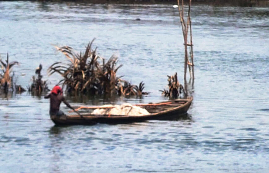 Kamerūno gyventojai veža smėlį