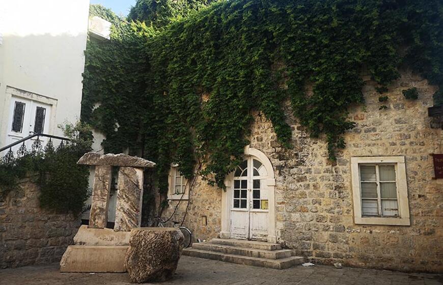 Poetų skveras Budvoje