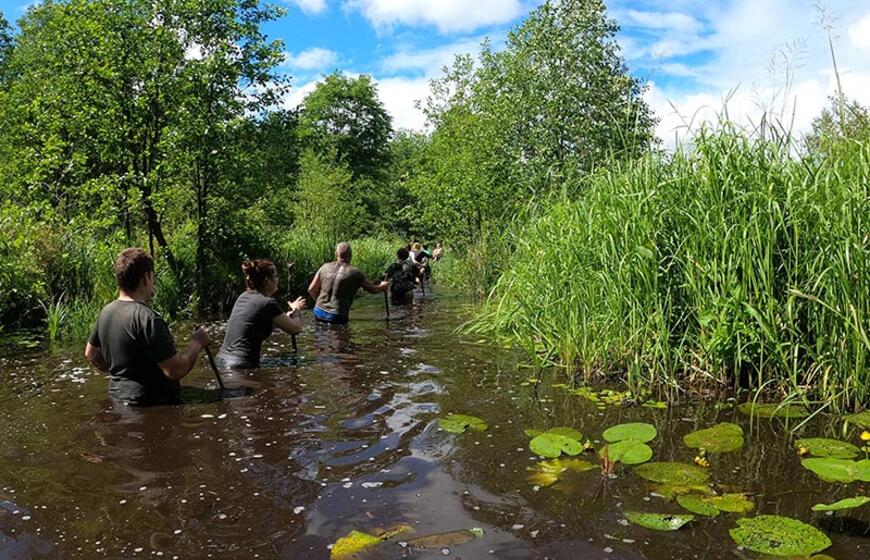 Žmonės brenda Sietuvos kūlgrinda. Tokius ekstremalius žygius kasmet organizuoja Varnių regioninis parkas.