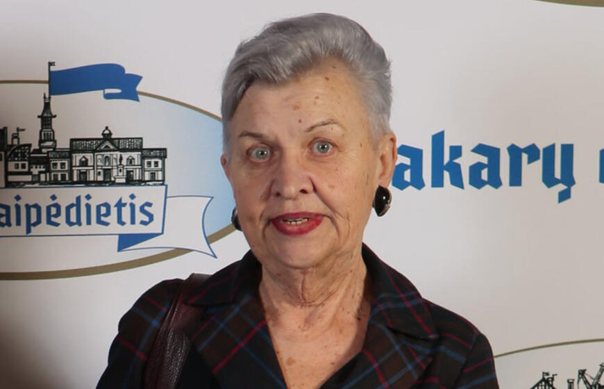 PADĖKA. Klaipėdos žurnalistai merui pasiūlė šia padėka įvertinti dienraščio „Vakarų ekspresas“ žurnalistę, istorinės publicistikos knygų serijos „Klaipėdos akvarelės“ autorę Gražiną Juodytę. Redakcijos archyvo nuotr.