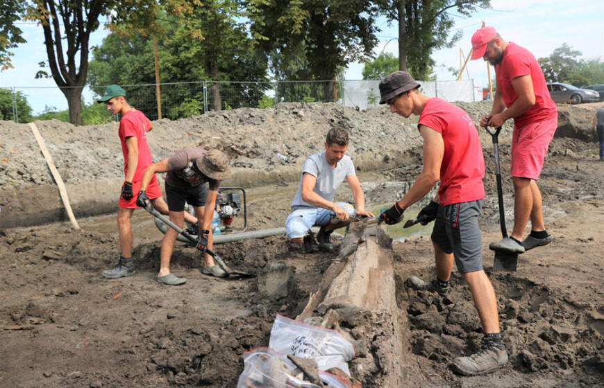 IN SITU. Archeologai atkasė medinį lataką, kuriuo vanduo nutekėdavo į specialiai iškastą ir kuoliukais sutvirtintą tvenkinuką.