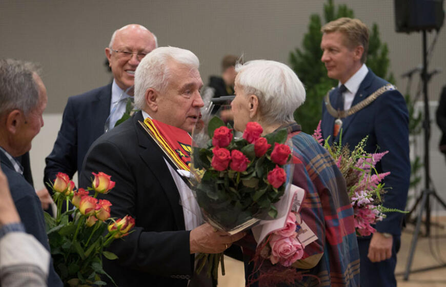 DĖMESYS. Po apdovanojimo Gražina Juodytė buvo apgaubta nuoširdžiu dėmesiu. Vitos JUREVIČIENĖS nuotr.