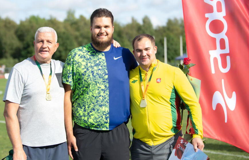 Rutulio stūmikai Šarūnas Banevičius (dešinėje) ir Dominykas Čepys (viduryje) su savo treneriu Valerijumi Murašovu.