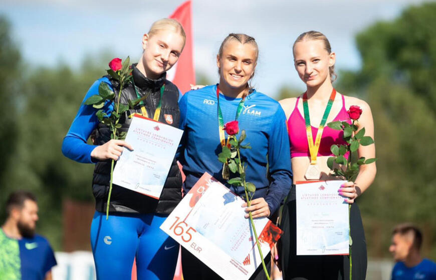 Gabija Klimukaitė (viduryje)