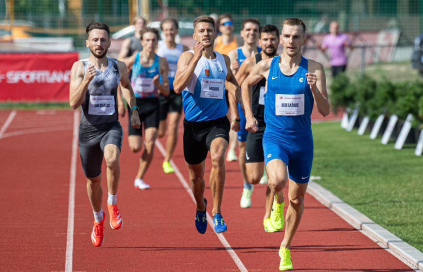 Benediktas Mickus (viduryje)