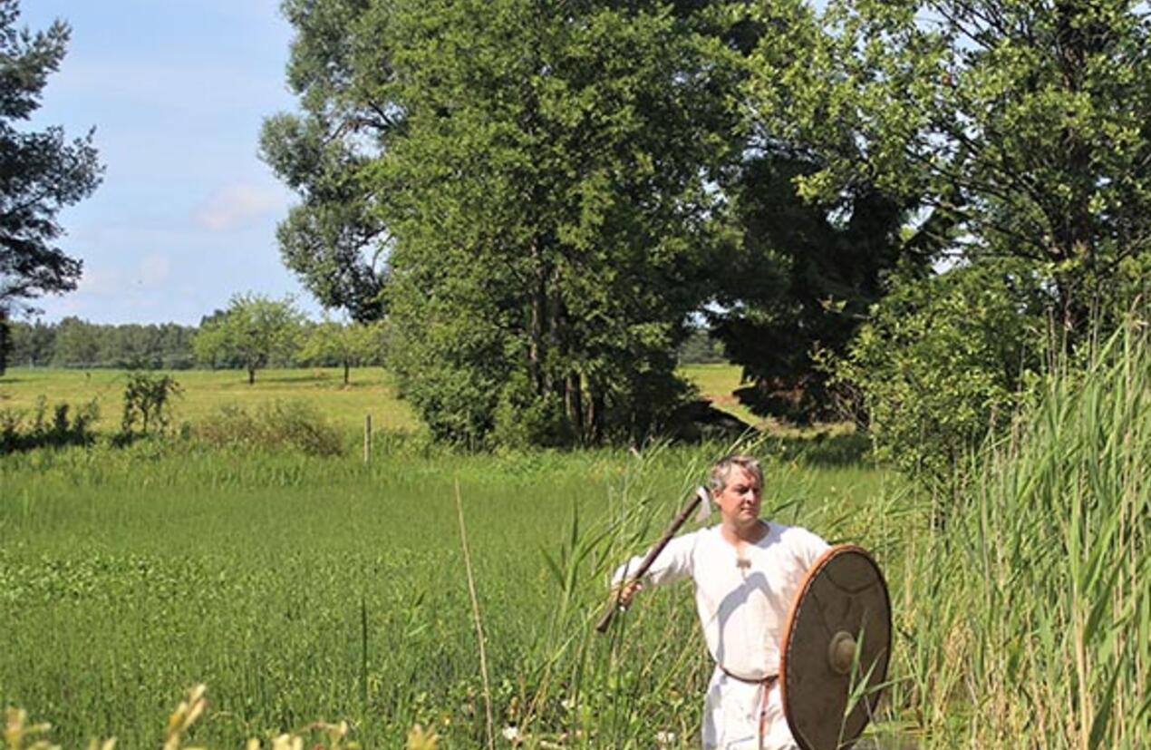 Kašučių kūlgrindoje. Netoliese yra kuršių kapinynas, o prieš pusę amžiaus buvo ir apeiginis akmuo, kurį sovietmečiu sunaikino melioratoriai.