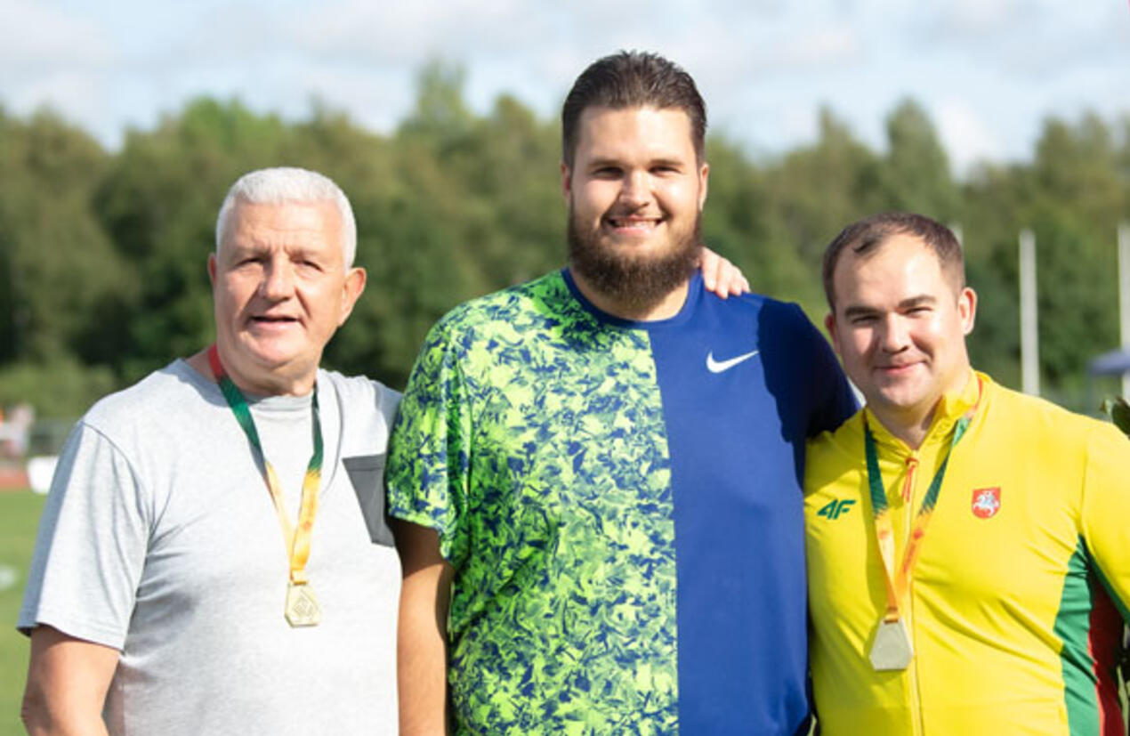 Rutulio stūmikai Šarūnas Banevičius (dešinėje) ir Dominykas Čepys (viduryje) su savo treneriu Valerijumi Murašovu.