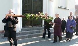 "Mane Dievas nešė ant rankų..." 