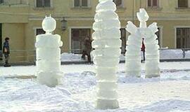 Menininkai meldžia šaltuko ledo skulptūroms 