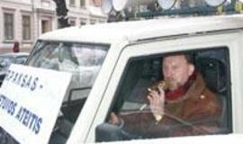 J. Burba prašė miestiečius nedegti žvakučių 