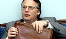 Prezidentas prispaudė saugumo bosui uodegą 