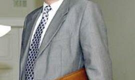 Parlamentarai kibs saugumo bosui į atlapus 