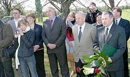 Žemaitijos ūkininkas Lietuvos įstojimą į ES įamžino ąžuolo skulptūra 