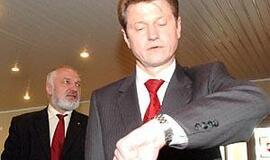 Eliminuotasis prezidentas stumdo įstatymų barikadas 