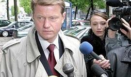 Nušalintajam prezidentui - įtarimų kruša 