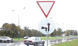 Pasenę kelio ženklai bus pakeisti tik baigiantis vasarai 