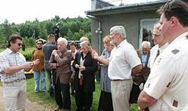 Atgautą žemę nuo savininakų skiria aukšta tvora 