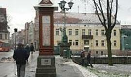 "Visi mieste esantys laikrodžiai rodo netikslų laiką..." 