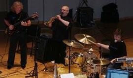 Indoamerikoniškas, portugalodzūkiškas džiazas apie meilę 