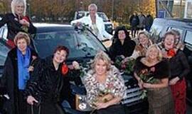 Vairuojančios moterys išbandė retus svečius - "Land Rover" 