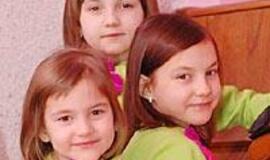 Trys seserys, žaidžiančios su mūzomis 