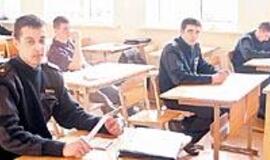 Studentai mokomi dėvėti uniformas 