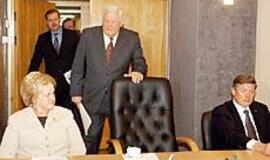 Valdžios kortų namelis sugriuvo 