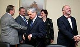 Valdžios apkasuose - kapituliacijos nuojauta 