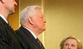 Chaosas valdžioje sekina kantrybę 