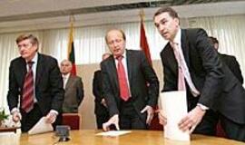 Valdžios statyboje - "gelbėtojų šou" 