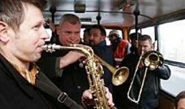 Taikos balandžiai tarp teroristų arba Pakeleiviai