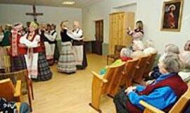 Be fejerverkų ir šampano purslų 