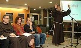 Uždegamos žvakės sklaido tamsą 