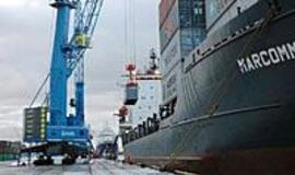 Pakrautas didžiausios grimzlės konteinervežis 