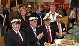 Turizmo parodos lankytojus pajūrio atstovai vaišino stintomis 