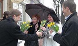 Vietoje tulpių ir gvazdikų moterys reikalauja lygybės 