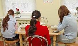 Našlaičių kelias į naujus namus taps ilgesnis 