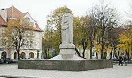 Vandalai kėsinasi į  M. Mažvydo paminklą