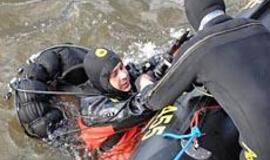 Kontrabandininkai verčia muitininkus lįsti po vandeniu 