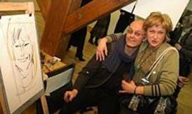 Moteris - pakylėta, plevenanti ir juodvarniu kranksinti 