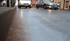 Kelių valytojai įsprausti į kampą