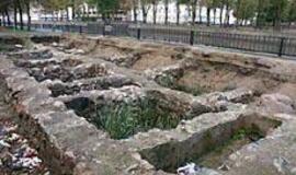 Politikai sunkiai lipa iš duobės miesto centre 