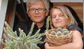 Nomeda ir Gediminas Urbonai laukia grįžtančių balandžių