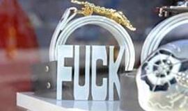 Parduotuvės vitrina šokiravo klaipėdiečius