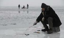 Žvejai ant marių ledo liko it slieką kandę