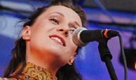 Iš vandens išnirusi "Skylė" kuria patriotines dainas