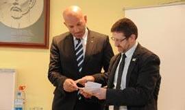 Valdininkai aiškinosi medikams 