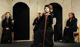 Prieš reorganizaciją - spektaklių išpardavimas